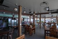 バルカラにあるHillview Beach Resortの木製のテーブルと椅子、座席