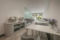 cocina grande con mesa y sillas en PCA HOTEL 2 - Vinhomes Ocean Park, en Ða Tốn