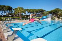 Bazén v ubytovaní Golfo del Sole Hotel & Holiday Resort alebo v jeho blízkosti