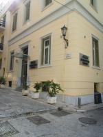 un edificio amarillo con macetas delante de él en Acropolis House, en Atenas