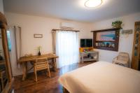 ein Schlafzimmer mit einem Bett und einem Tisch und einem Fernseher in der Unterkunft Unique Suite In Eilat in Eilat