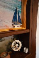 ein Holzregal mit einem Spielzeugboot und einer Uhr in der Unterkunft Unique Suite In Eilat in Eilat