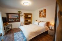 ein Schlafzimmer mit einem großen weißen Bett und einem Schreibtisch in der Unterkunft Unique Suite In Eilat in Eilat