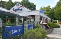 een klein gebouw met een bord voor een restaurant bij Huisje 118 bungalowpark Simpelveld in Simpelveld