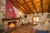 Una sala de estar con chimenea de piedra en una casa. en Casa Ana, en Beceite