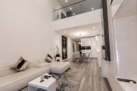 Una sala de estar con un sofá blanco y una mesa. en Kwarleyz Residence Hotel &amp; Suites, en Accra
