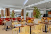 Un restaurante u otro lugar para comer en Livingstone Jan Thiel Resort