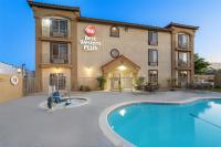 un hotel con piscina frente a un edificio en Best Western Plus John Jay Inn &amp; Suites, en Palmdale