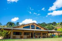 Urutau Pousada في جونسالفيس: منزل فيه سماء زرقاء في الخلفية