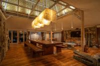 Fotografie z fotogalerie ubytování Summer Bungalow, Ideal for Families, One Room with 2 Beds, Separated Sleeping Corner, Shower, AC, 2 TVs v destinaci Lakahembi