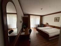 una habitación de hotel con una cama y un espejo en Hotel Post Viernheim, en Viernheim