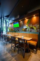 una fila de mesas y sillas en un restaurante en Five Hotel & Residences, en Asunción