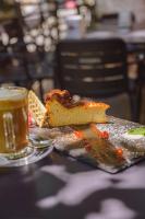 un trozo de pastel y un vaso de cerveza en una mesa en Hotel Paraíso, en Lanjarón