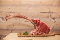 un trozo de carne sentado encima de una tabla de cortar en Hotel Weyh, en Pressath