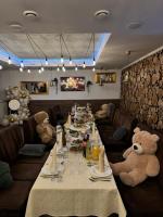 利沃夫Міні-готель Три Корони的餐厅里摆放着泰迪熊的长桌