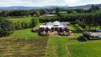 una vista aérea de una casa en un campo verde en #1 Romantic Wine Estate Stay in The Midlands, en Howick