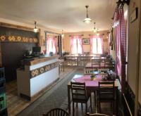 チチュマニにあるtradičná Čičmanská drevenicaのテーブルと椅子のあるキッチンとダイニングルーム