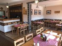 チチュマニにあるtradičná Čičmanská drevenicaのテーブルと椅子のあるレストランの上空からの眺め