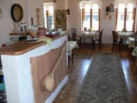 チチュマニにあるtradičná Čičmanská drevenicaのカウンター付きのレストラン、テーブル付きのダイニングルームを提供しています。