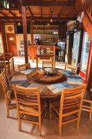 un tavolo in legno con sedie e un angolo di asterisco. di Hotel Pousada Gavi e Nono 