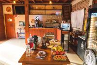 una cucina con tavolo e frutta di Hotel Pousada Gavi e Nono 