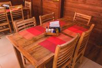 un tavolo di legno in un ristorante con una tovaglia rossa e grigia di Hotel Pousada Gavi e Nono 