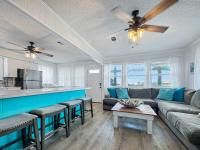 ein Wohnzimmer mit einer Couch und einem Tisch in der Unterkunft Bungalow by the Bay with FREE ACTIVITIES in Gulf Shores