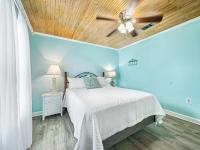 Schlafzimmer mit einem Bett und einem Deckenventilator in der Unterkunft Bungalow by the Bay with FREE ACTIVITIES in Gulf Shores