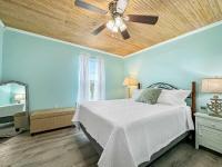 Schlafzimmer mit einem Bett und einem Deckenventilator in der Unterkunft Bungalow by the Bay with FREE ACTIVITIES in Gulf Shores