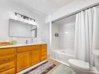 ein Badezimmer mit Waschbecken, Toilette und Badewanne in der Unterkunft Bungalow by the Bay with FREE ACTIVITIES in Gulf Shores