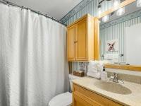 Ein Badezimmer in der Unterkunft Bungalow by the Bay with FREE ACTIVITIES