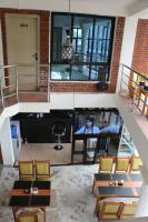 una vista di un soggiorno con sedie e una TV di Hotel Bharosa Inn a Kathmandu