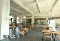 長治にあるYunjie Qingsongling Study Resortの部屋に木製のテーブルと椅子が置かれたレストラン