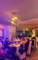 un gruppo di persone sedute a un tavolo in un ristorante di Hotel Sonmez a Venus
