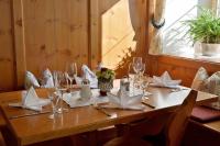una mesa de madera con copas de vino y servilletas. en Gasthof Hotel Post, en Strass im Zillertal