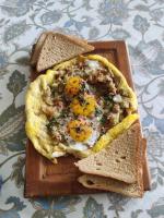 シムラーにあるSeclude Shimla, Taraviewのまな板の上にトーストと卵のピザ