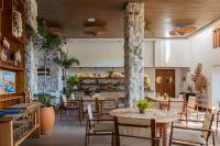 um restaurante com mesas e cadeiras de madeira em Saluz Boutique Hotel em Jericoacoara