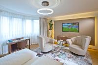 Telewizja i/lub zestaw kina domowego w obiekcie Hotel Maximilian - Stadthaus Penz