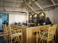 La sala de estar o bar de Aralea Beach Resort By Stone Wood Premier