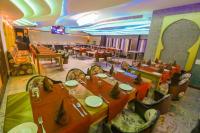 een restaurant met tafels en stoelen in een kamer bij Hotel Melody in Bathinda