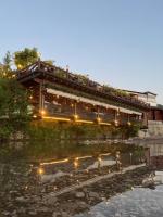 un edificio con un puente sobre un cuerpo de agua en Hotel - Resort Vellezerit Doka, en Klos