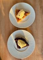 Dos platos de comida con helado encima. en RIBA D'AUDE SPA privatif proximité aéroport et de la Cité médiévale, en Carcassonne