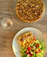 Una mesa con un plato de comida y un pastel y ensalada. en RIBA D'AUDE SPA privatif proximité aéroport et de la Cité médiévale, en Carcassonne