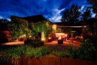 uma casa com um jardim à noite com luzes em Bio Weingut Georgium em Sankt Georgen am Längsee