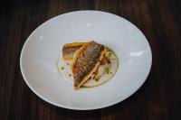 Un plato blanco con un sándwich sobre una mesa. en AMERON Hamburg Hotel Speicherstadt, en Hamburgo