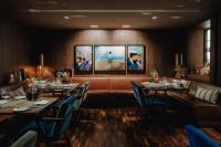Un restaurante con mesas y sillas y un sofá. en AMERON Hamburg Hotel Speicherstadt, en Hamburgo