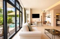 Una sala de estar con un sofá blanco y una mesa. en ananea Tropea Yachting Resort, en Tropea