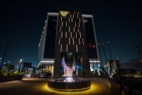 バグダッドにあるThe V Hotelの夜、鳥の噴水が正面にある建物