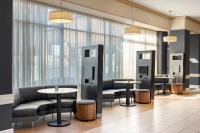 鲍德温公园鲍德温公园万怡酒店的有桌椅和窗户的候诊室