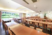 Evergreen-Fuji في فوجيوشيدا: فصل دراسي يحتوي على طاولات وكراسي خشبية في مبنى